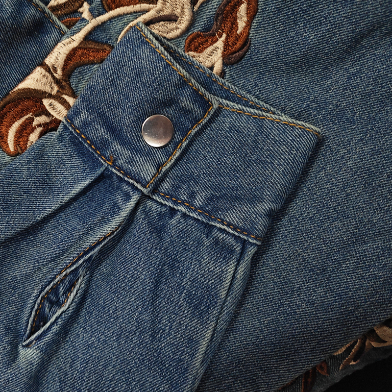 Camicia in denim a maniche lunghe con risvolto ricamato in stile cowboy western da uomo 00380923Z