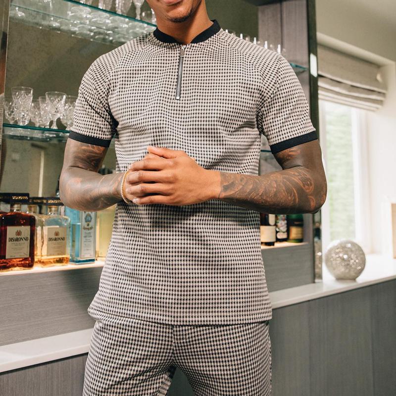 Conjunto informal de camiseta y pantalones cortos de manga corta a cuadros con cuello henley y cremallera para hombre 16624506Z